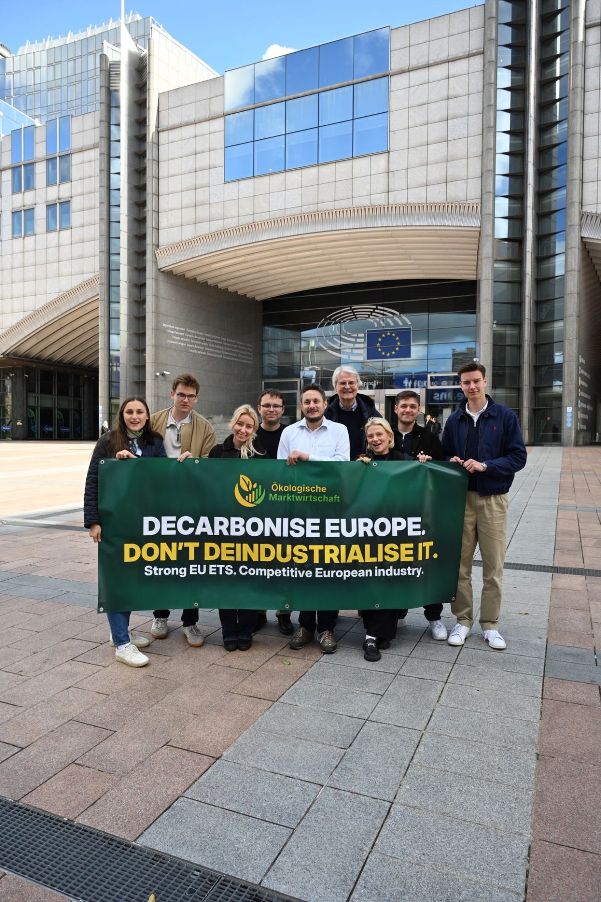 Mitglieder des Vereins Ökologische Marktwirtschaft mit einem Banner vor dem Europäischen Parlament in Brüssel