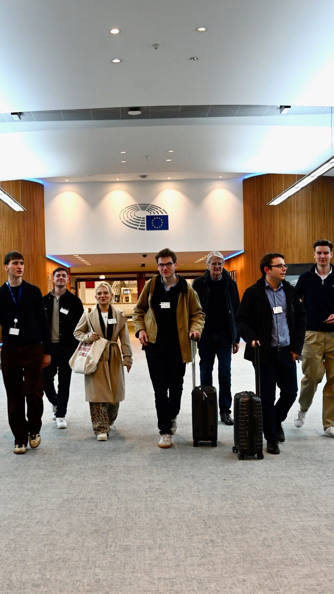 Die Gruppe des Vereins Ökologische Marktwirtschaft in der Eingangshalle des Europäischen Parlaments